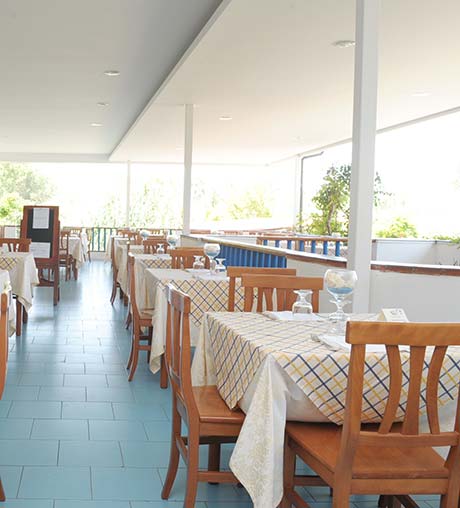 Nell'accogliente ristorante è possibile gustare la genuinità della tipica cucina Mediterranea